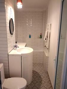 Et badeværelse på Superb 1BR apartment with Air Conditioner