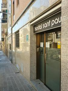 Hostal Sant Pau في برشلونة: علامة مستشفى sant paul على جانب المبنى