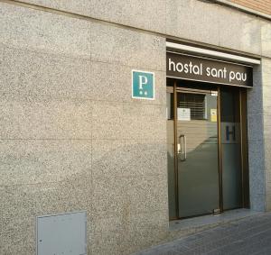 Hostal Sant Pau في برشلونة: علامة مستشفى على جانب المبنى