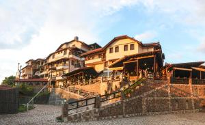 ベロヴォにあるHotel Manastir Berovoの大きな建物