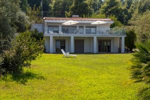 En have udenfor Villa Sonora - Beachfront, Amazing Garden, Panoramic Sea View