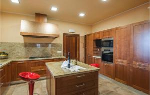 Kuchnia lub aneks kuchenny w obiekcie Beautiful Home In Manacor