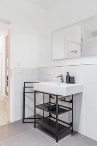 a white kitchen with a sink in a room at JAMA Natur Pur, Freies Parken, Gruppe&Familie in Erlangen +103 photos