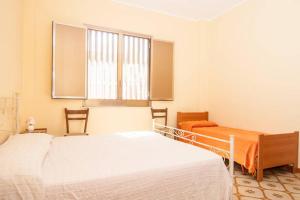サンタ・マリア・デル・フォカッロにあるVilla Svizzeraのベッドルーム1室(ベッド2台、デスク、窓2つ付)
