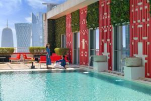 Peldbaseins naktsmītnē Dusit Doha Hotel vai tās tuvumā