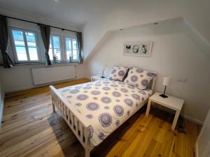 Un pequeño dormitorio con una cama y una mesa. en Haus Rosalinde, en Klüsserath