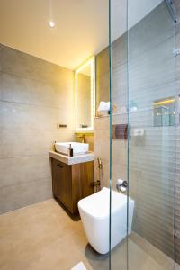 ELIVAAS Cows & Cuddles 4 BHK with Pvt Pool and Garden的一间浴室