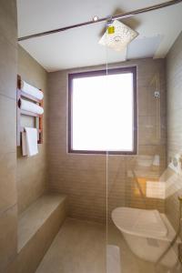 ELIVAAS Cows & Cuddles 4 BHK with Pvt Pool and Garden的一间浴室