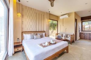 ELIVAAS Cows & Cuddles 4 BHK with Pvt Pool and Garden客房内的一张或多张床位