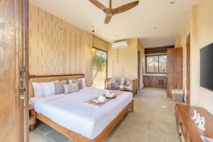 ELIVAAS Cows & Cuddles 4 BHK with Pvt Pool and Garden客房内的一张或多张床位