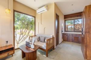 ELIVAAS Cows & Cuddles 4 BHK with Pvt Pool and Garden的休息区