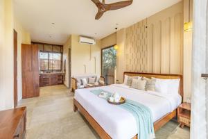 ELIVAAS Cows & Cuddles 4 BHK with Pvt Pool and Garden客房内的一张或多张床位