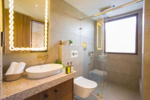ELIVAAS Cows & Cuddles 4 BHK with Pvt Pool and Garden的一间浴室