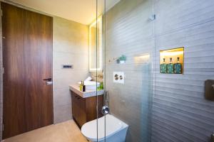 ELIVAAS Cows & Cuddles 4 BHK with Pvt Pool and Garden的一间浴室