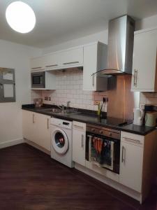 Η κουζίνα ή μικρή κουζίνα στο Cosy flat in town centre