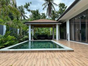 帕干岛Mirari Villa的房子中间的游泳池
