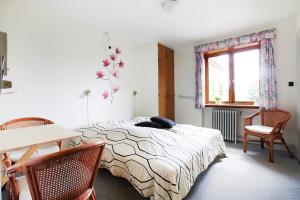1 dormitorio con 1 cama, mesa y sillas en Pension Elmehøj en Hjertebjerg