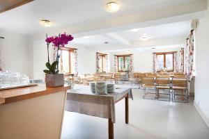 a dining room with a table and chairs at Pension Elmehøj in Hjertebjerg