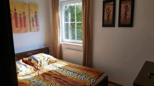 a bedroom with a bed and a window at Sun Village Domki in Stegna