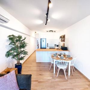 Η κουζίνα ή μικρή κουζίνα στο SeaView Luxury Apartment Chloraka Paphos, Pool, Smart TV 65 Inch