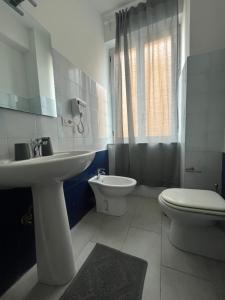un bagno con lavandino e WC di Harmony Station a Catania Altre 6 foto