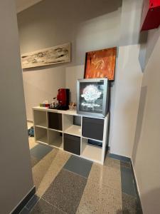una TV seduta su una mensola in una stanza di Harmony Station a Catania