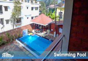 ein Swimmingpool auf dem Balkon eines Hauses in der Unterkunft Sea dreamz villa BY 29 BUNGALOW in Alībāg