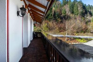 un balcón con una luz en el lateral de un edificio en Apartment Todtmoos 4, en Todtmoos