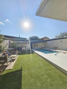Bazén v ubytování Alojamiento El Pez Casa con piscina climatizada nebo v jeho okolí