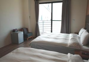 Ένα ή περισσότερα κρεβάτια σε δωμάτιο στο Happy Guesthouse