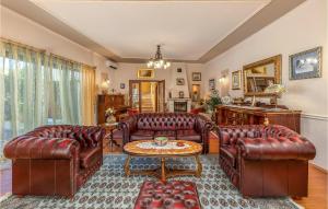 Et opholdsområde på Lovely Home In Kostrena With Kitchen