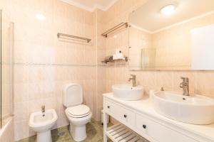 Ένα μπάνιο στο Baleal Happiness Surf House +27 φωτογραφίες