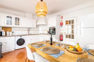 Η κουζίνα ή μικρή κουζίνα στο Baleal Happiness Surf House