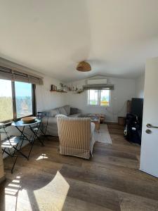モシャヴ・ラモットにあるHome Viewのソファとテーブルのあるリビングルーム