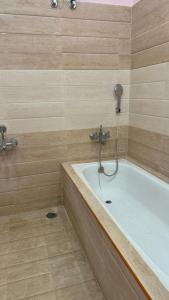 Un baño con bañera y ducha. en Tranquil Retreat, en Māmandūr 4 fotos más