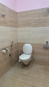 un baño con inodoro y ducha en Tranquil Retreat, en Māmandūr