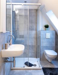Koupelna v ubytování MOLA Apartments-Historische Ferienwohnung im Bachviertel Herdecke Zentrum für 3 Personen-Gratis Parkplatz-Highspeed WLAN-auch für Langzeit geeignet