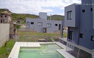 una casa con piscina delante en complejo OHANA, en Potrero de los Funes