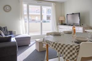 TV a/nebo společenská místnost v ubytování Belle Escale - T3 cosy avec grande terrasse