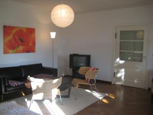 Una sala de estar con un sofá, una mesa y sillas. en Ferienhof Bühne, en Bühne