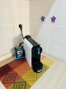 een haardroger op de vloer in een kamer bij Queen's house in Pula +26 foto's