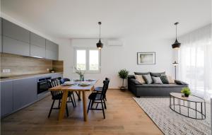 kuchnia i salon ze stołem i kanapą w obiekcie Gorgeous Home In Vrsi w mieście Vrsi