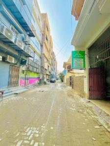 una calle vacía en un callejón entre edificios en Venus Guest House, en Hyderabad