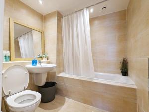 Koupelna v ubytování Morden 2-bedroom Apt In Heart Of City Centre