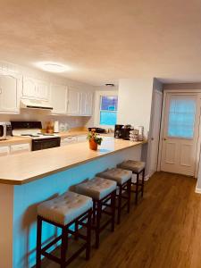 Η κουζίνα ή μικρή κουζίνα στο Marblehead Townhouse