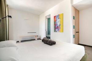 una camera da letto con un grande letto bianco e un tavolo di Martina's Vineyard - villa a Marsala Altre 35 foto