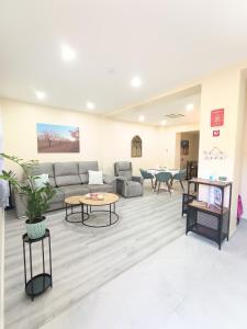 PinosoにあるCasa Rosaのソファとテーブルのあるリビングルーム