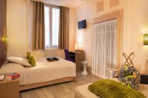 Кровать или кровати в номере Hotel De La Cite Rougemont