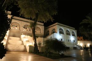 Bou SaâdaLe Caid Hotel的一座晚上有楼梯和灯光的建筑