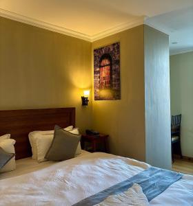 Postel nebo postele na pokoji v ubytování Hotel Gulmohar